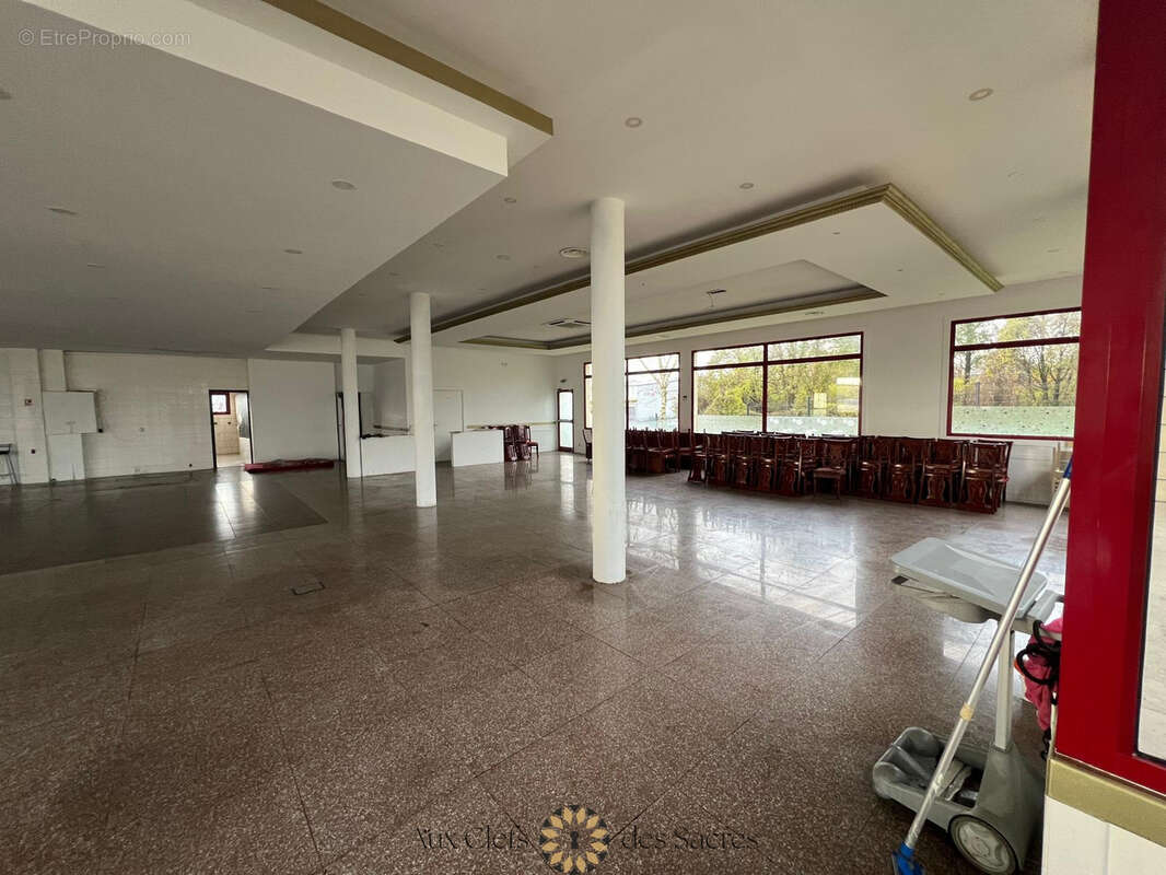 Local commercial - photo 8