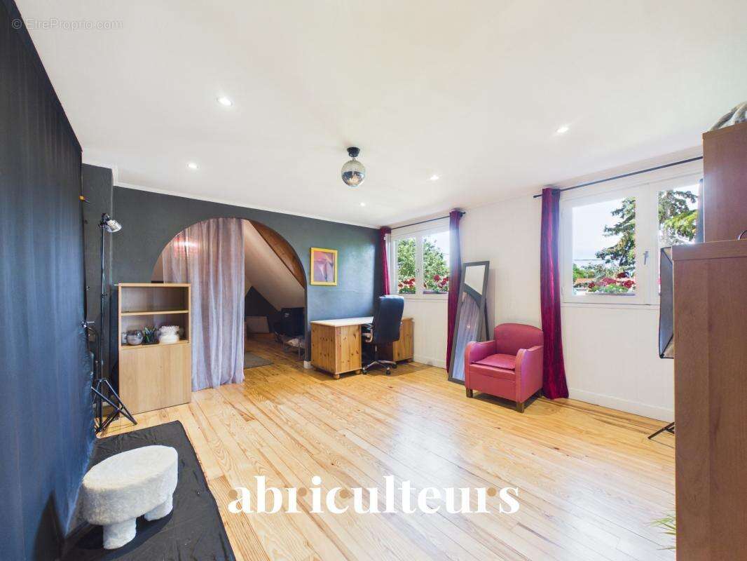 Magnifique Propriété Familiale de charme de 310 m² avec piscine et magnifique jardin arboré en vente à Yerres (91) - photo 15