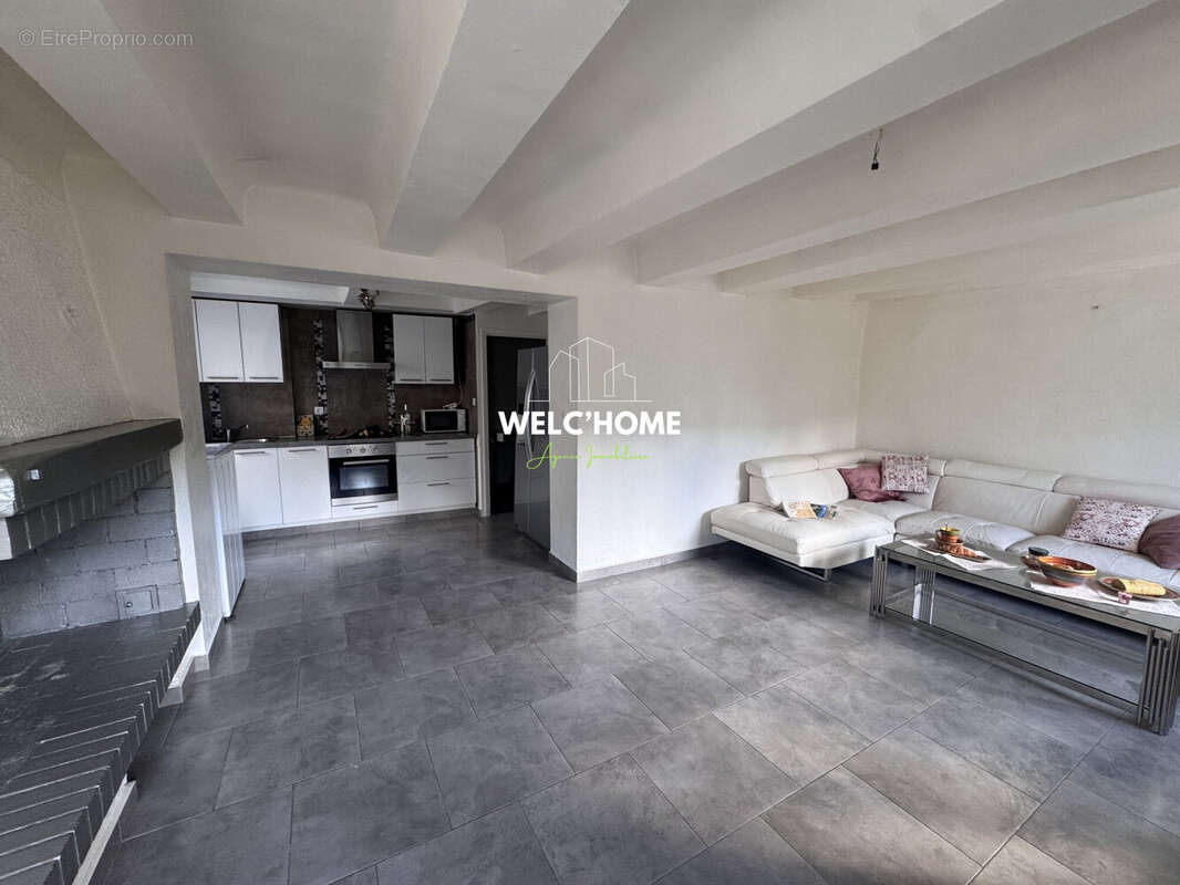 Pièce à vivre - Maison à POURCIEUX