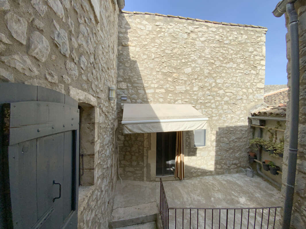 Maison de village en pierre avec cour et garage. - photo 5