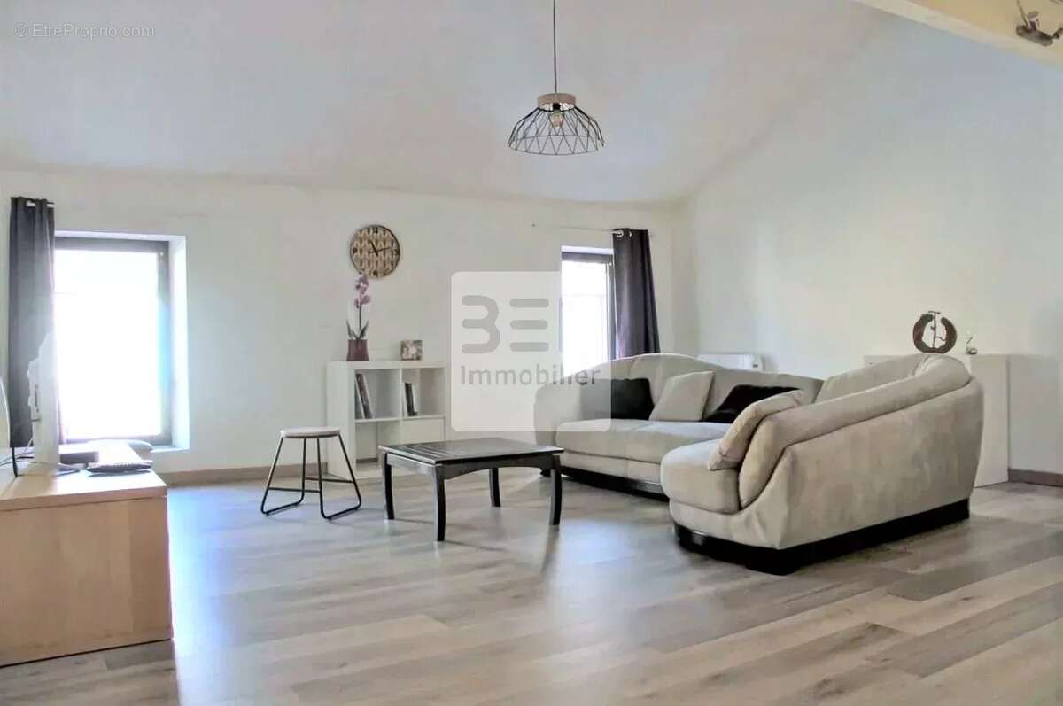 Appartement à LAUDUN-L'ARDOISE