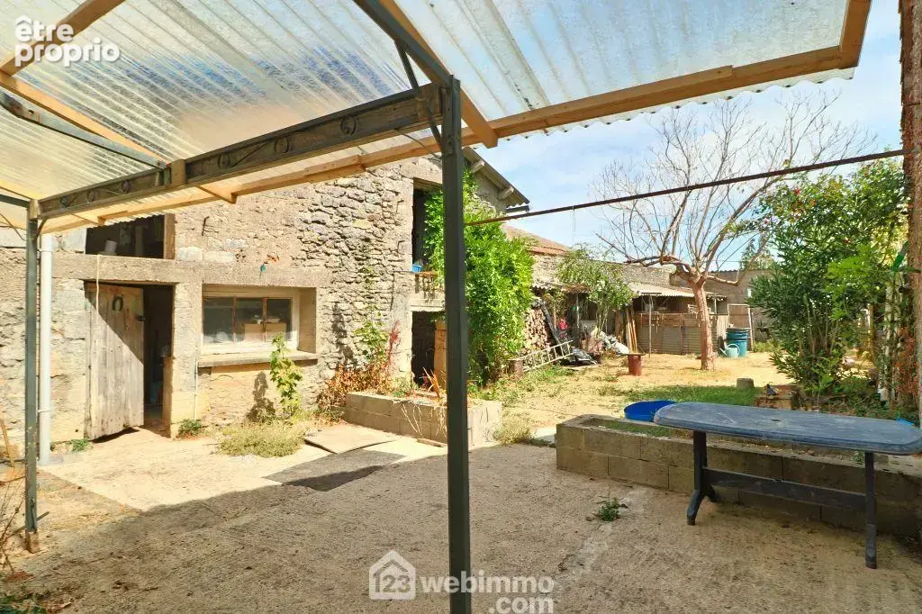 Avec un accès direct sur le jardin et la terrasse.