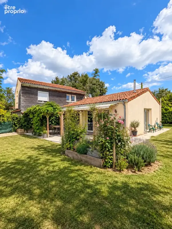 Maison familiale avec vaste pièce de vie et terrain de 1 700 m2   Pons (17800) - photo 1