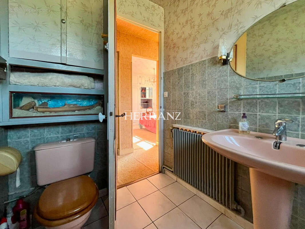 Maison des années 50 à rénover avec jardin et garage - photo 9