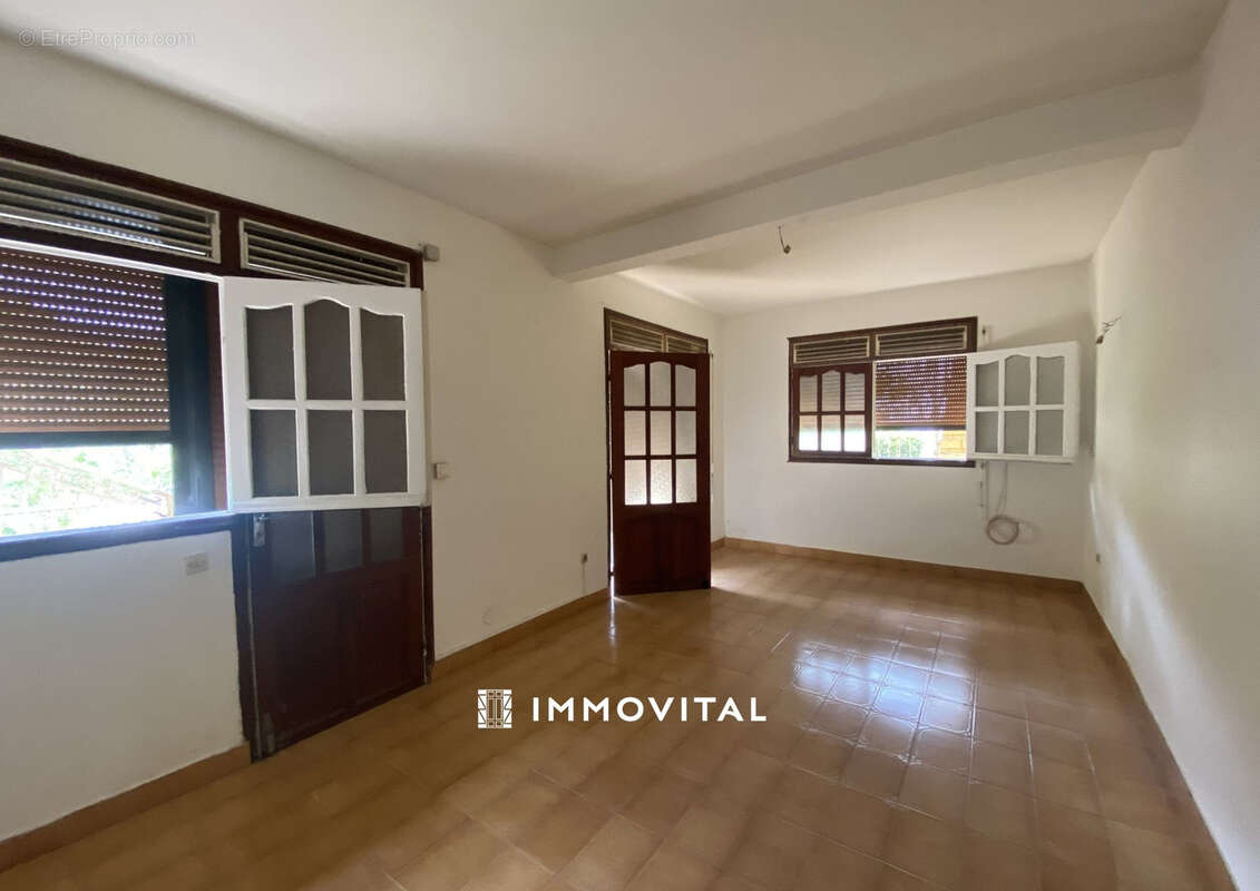 Maison de ville sur deux niveaux - Deux appartements   Baillif Bourg - photo 2
