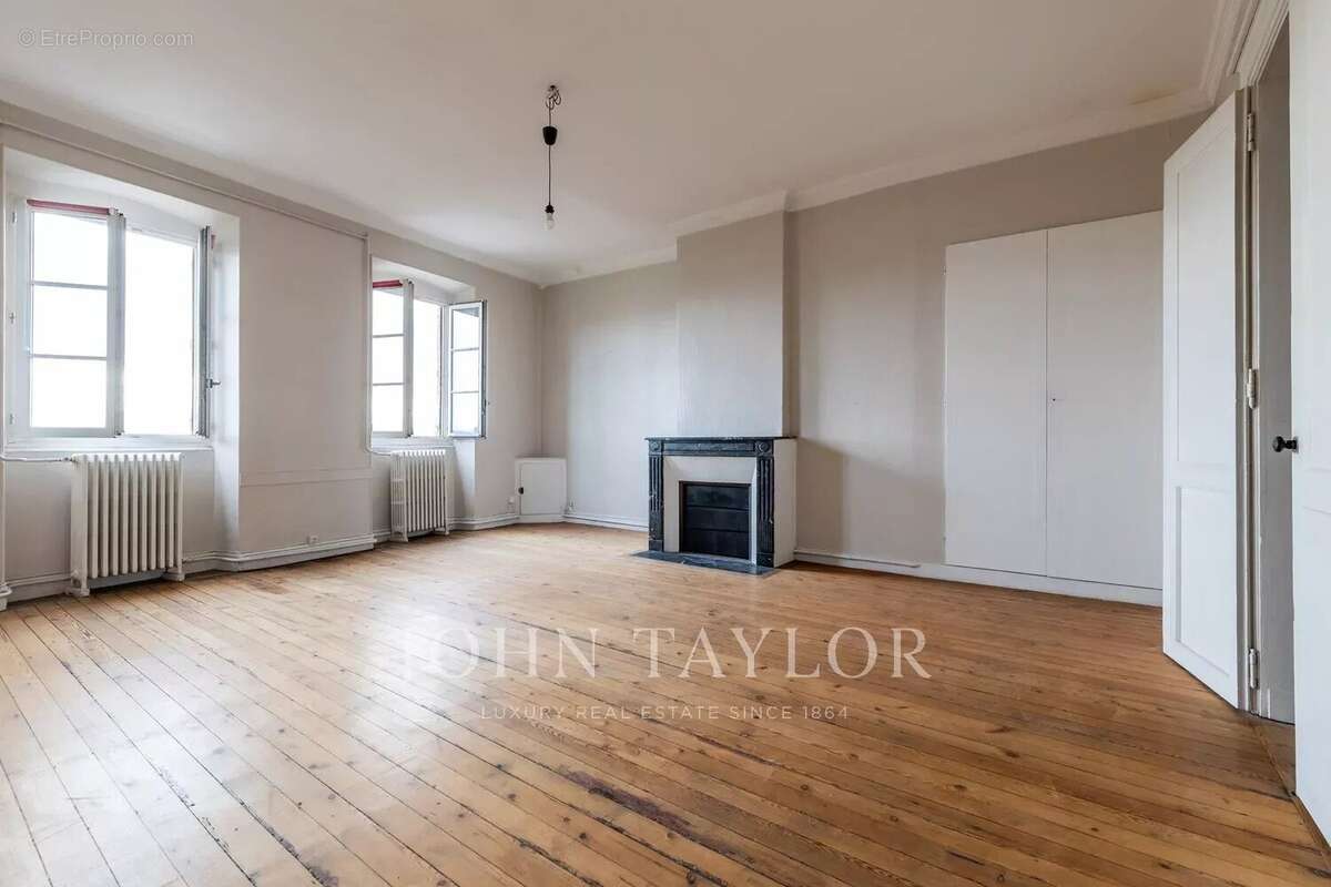 Appartement à rénover aux volumes généreux - Chartrons - John Taylor Bordeaux - photo 3