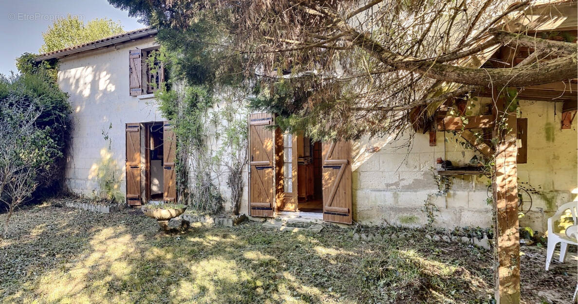 Maison à MANZAC-SUR-VERN