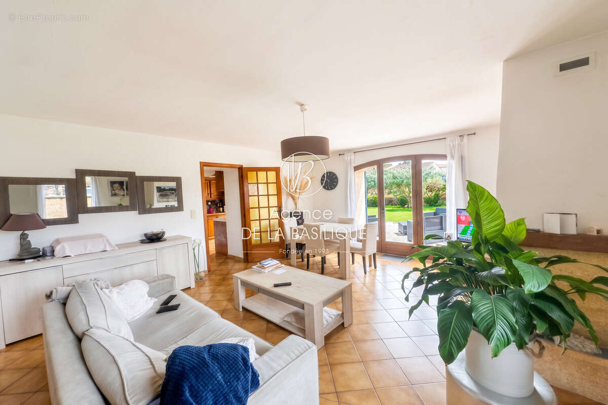 Maison 91 m² à Saint-Maximin-La-Sainte-Baume  - photo 2