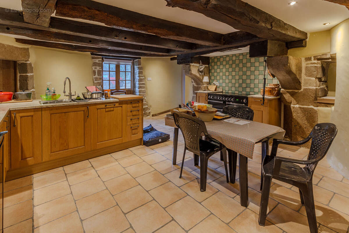 Mayenne : Manoir fortifié de 4 chambres avec dépendance, granges, boulangerie et enclos. - photo 8