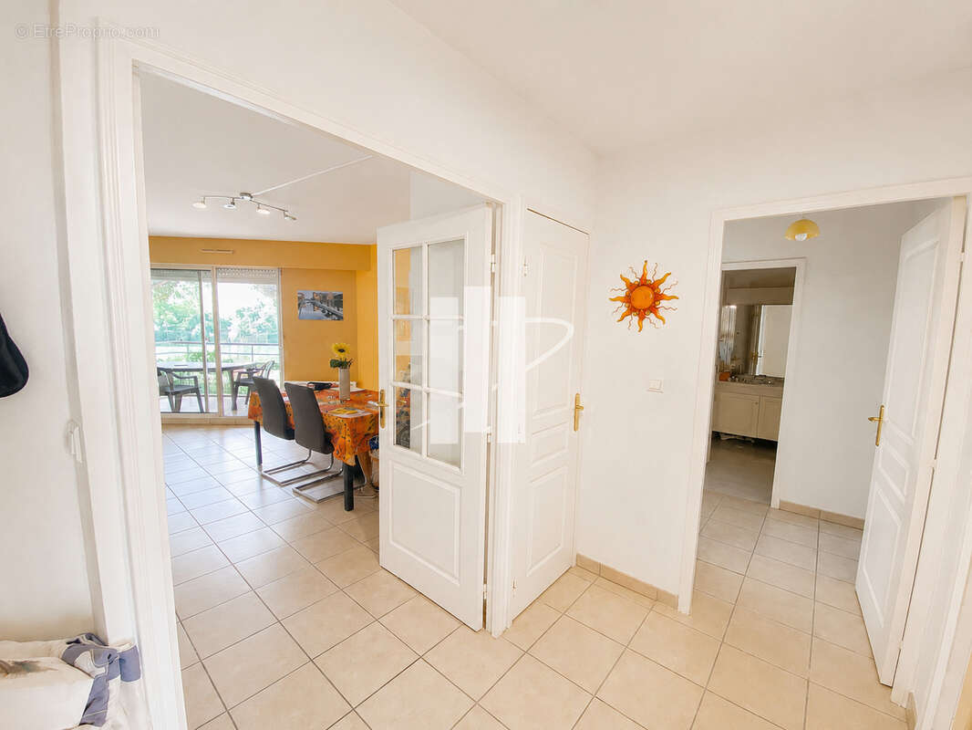 Frejus - Appartement 3 pièces de 80 m2 avec terrasse, piscine, tennis, cave et parkings - photo 6