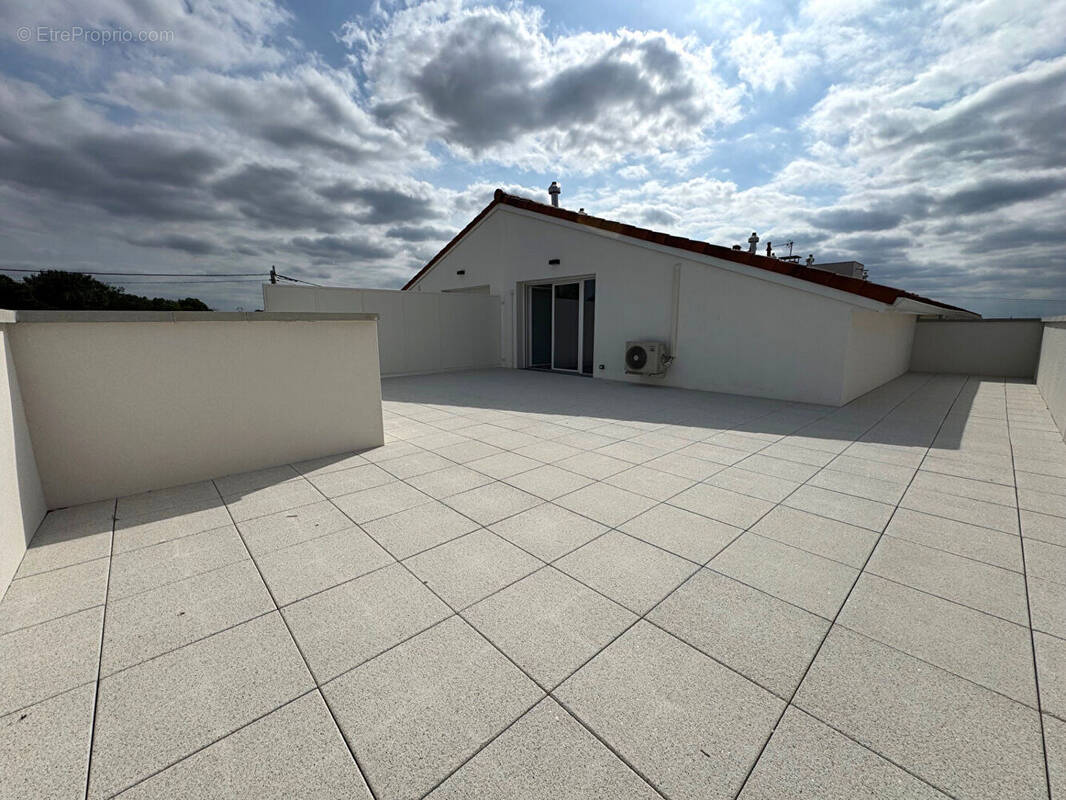 Appartement à PINS-JUSTARET
