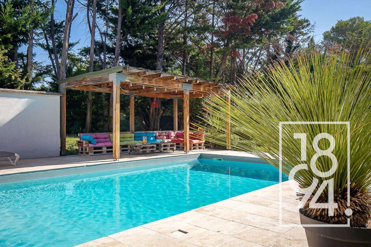 Maison 6/7 pièces de 215m2, terrain paysagé 3350m2, piscine, pool house, City stade, terrain de boule et 15 places de parking - photo 13