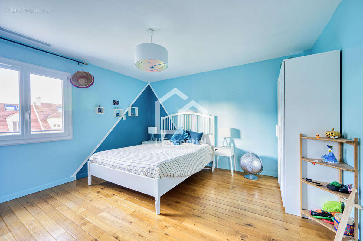 Maison à LE MESNIL-LE-ROI