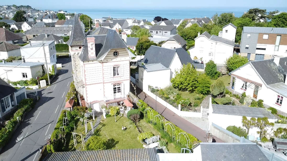 Maison à DONVILLE-LES-BAINS