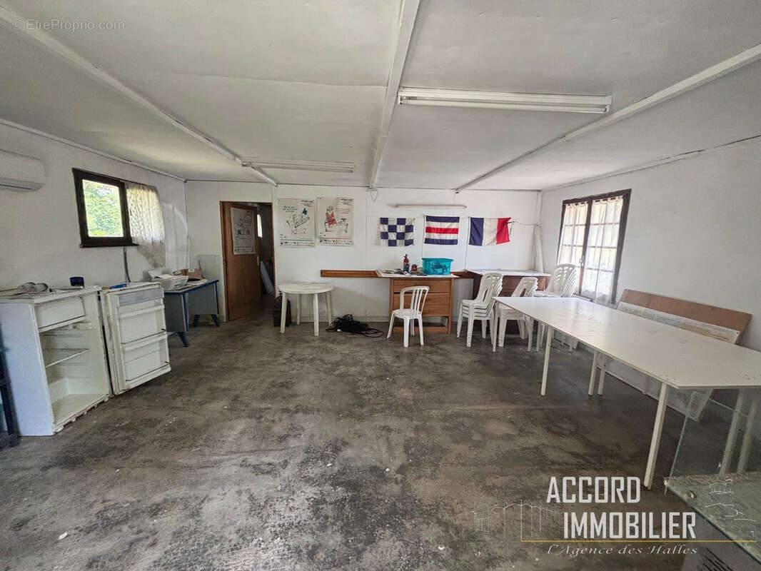 Villa de type f4 avec dependances sur un terrain de 2450m2 - photo 8