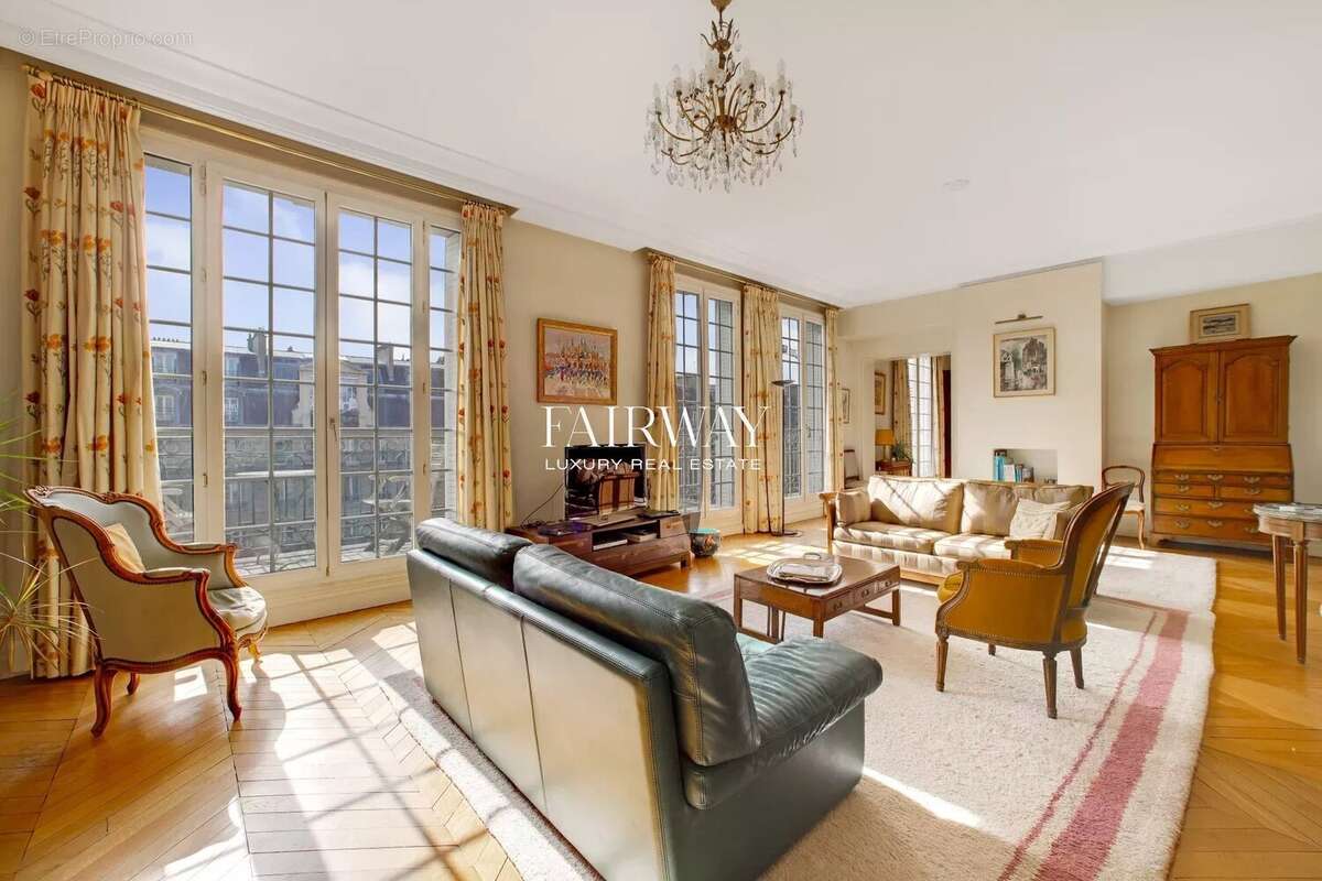 Appartement à PARIS-17E