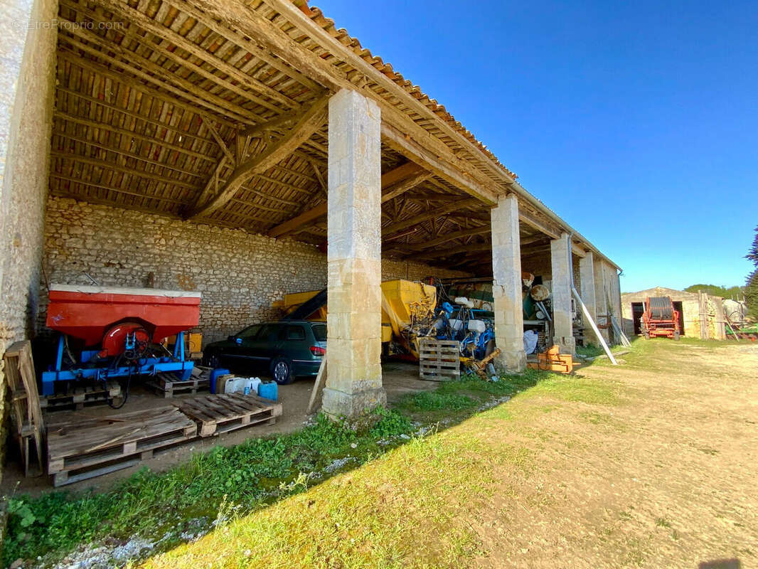 Maison à SAINT-GENIS-DE-SAINTONGE