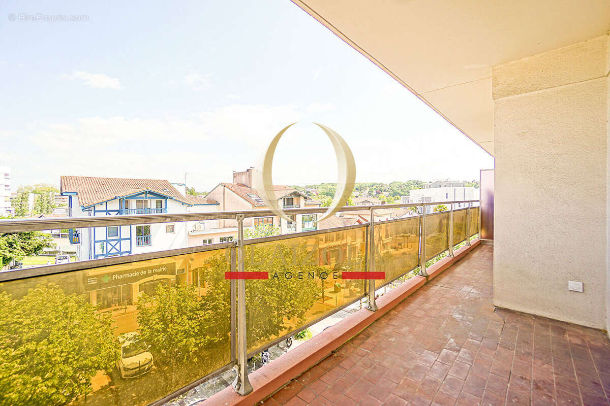 ANGLET MAIRIE - T4 traversant de 105 m² avec deux balcons, ascenseur et parking - photo 5