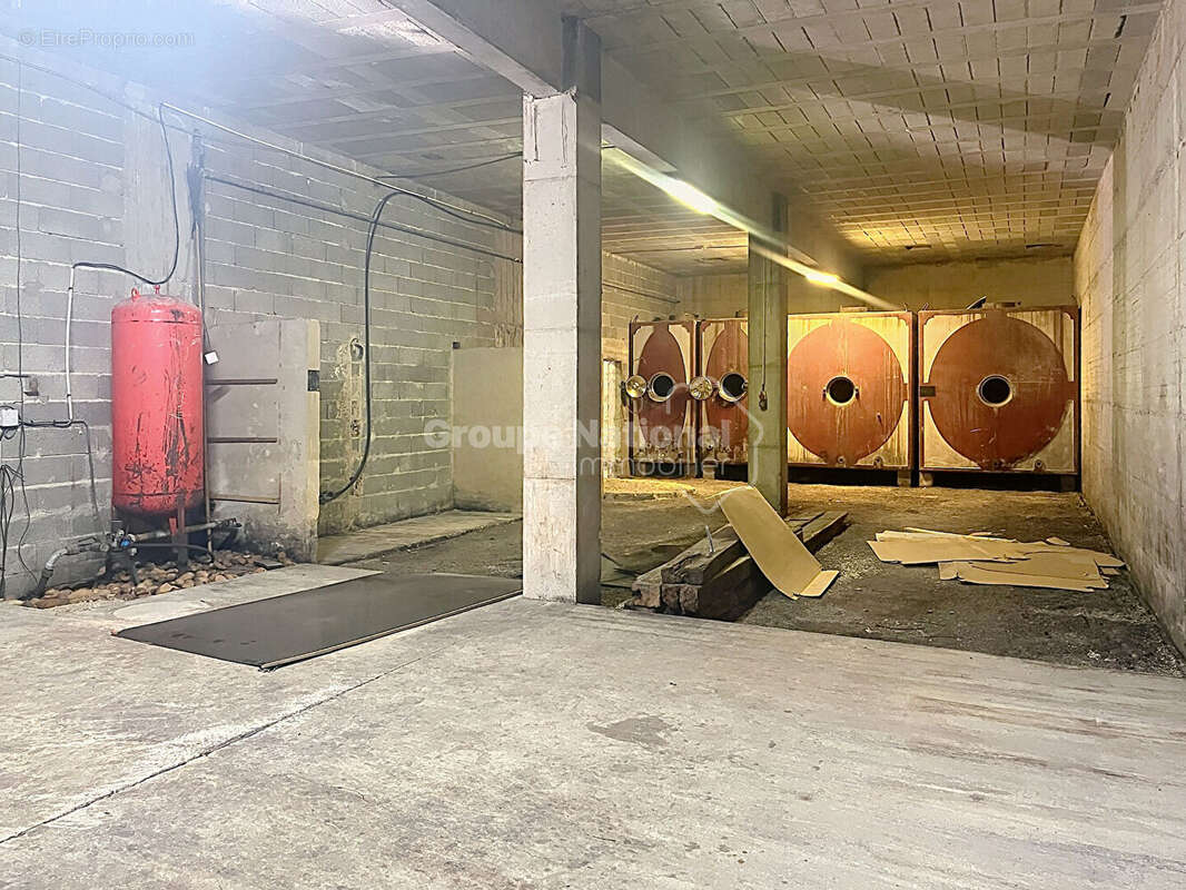 Châteauneuf-du-Pape : Ancienne cave viticole de 350 m² avec fort potentiel - photo 3