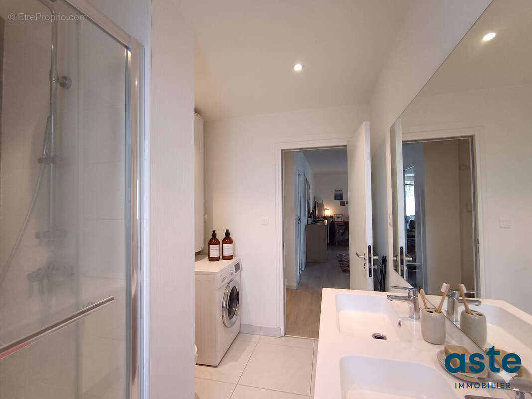 salle d'eau avec douche dalle béton - Appartement à BREST