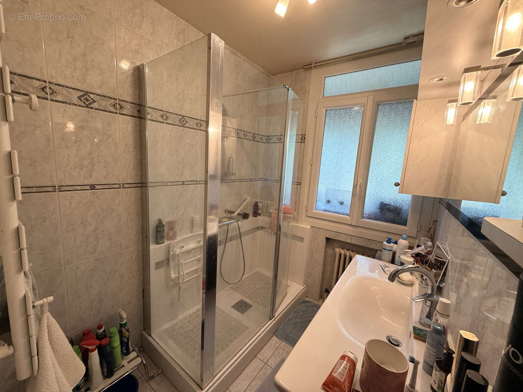 HIDRI IMMO PLUS vous propose en exclusivité un appartement T4 avec balcon, loggia et cave à Échirolles - photo 7