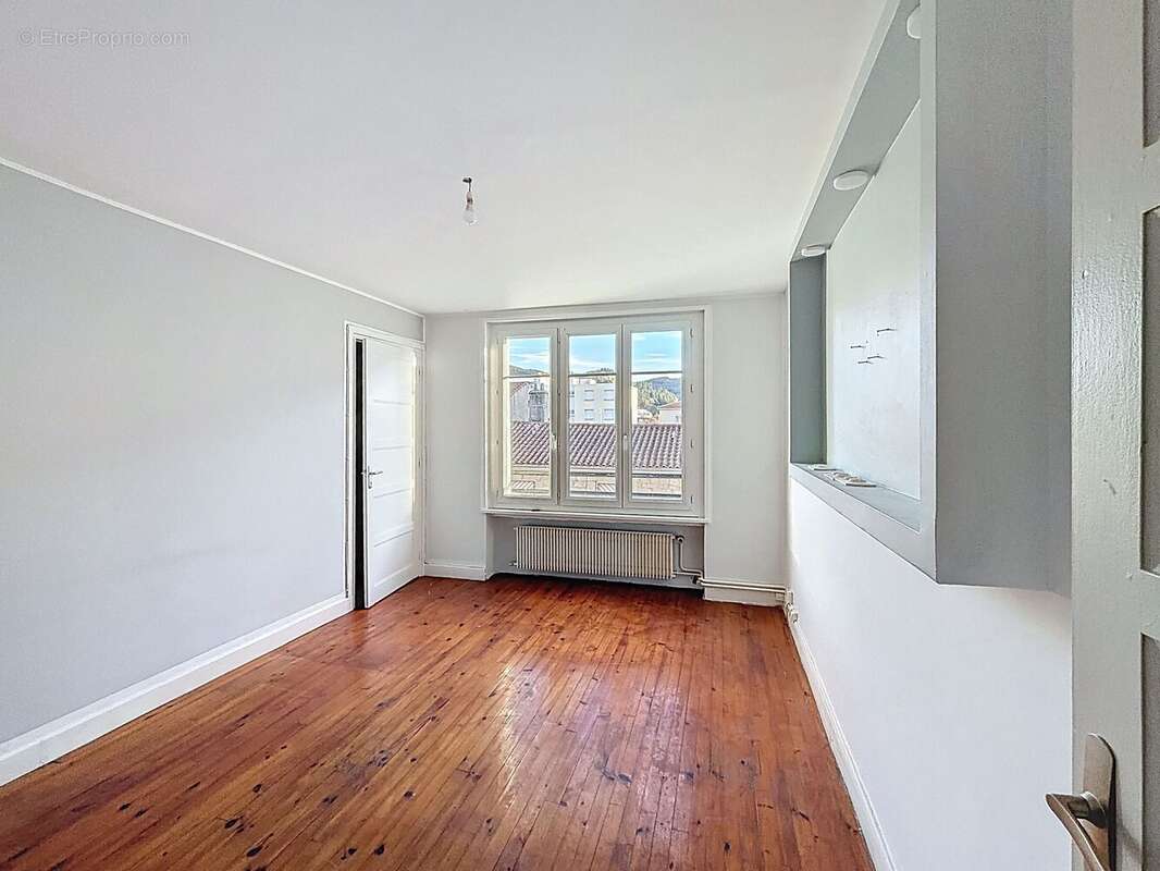 Appartement à LE CHAMBON-FEUGEROLLES