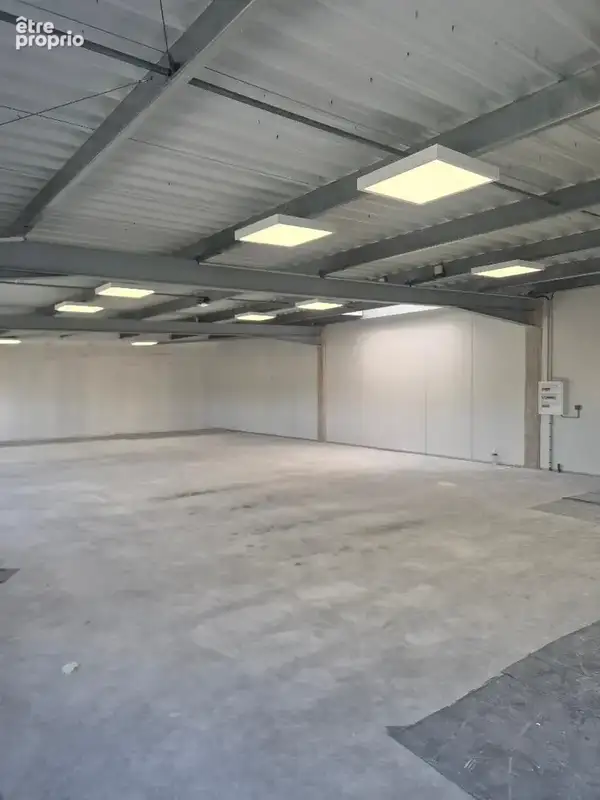 SALLEBOEUF – Local d’activités avec bureaux 372 m² - photo 2