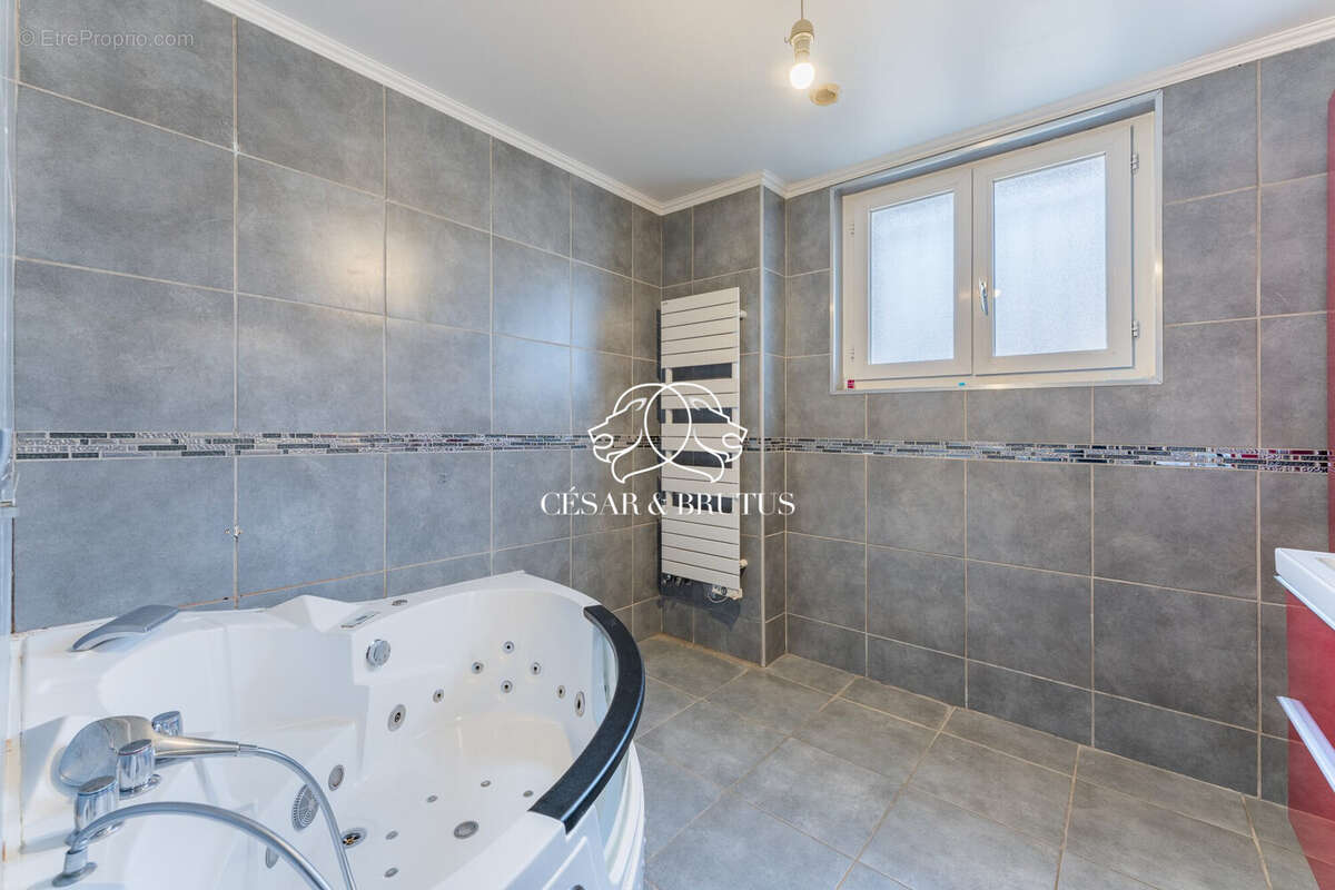 Maison 133 m² à Vaulx-En-Velin  - photo 8