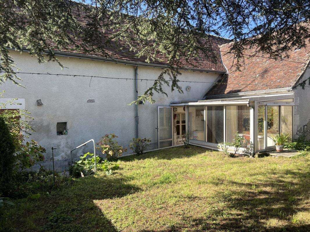 Maison à AZAY-LE-FERRON