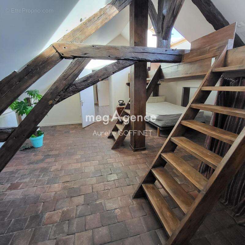 Maison à LAROCHE-SAINT-CYDROINE