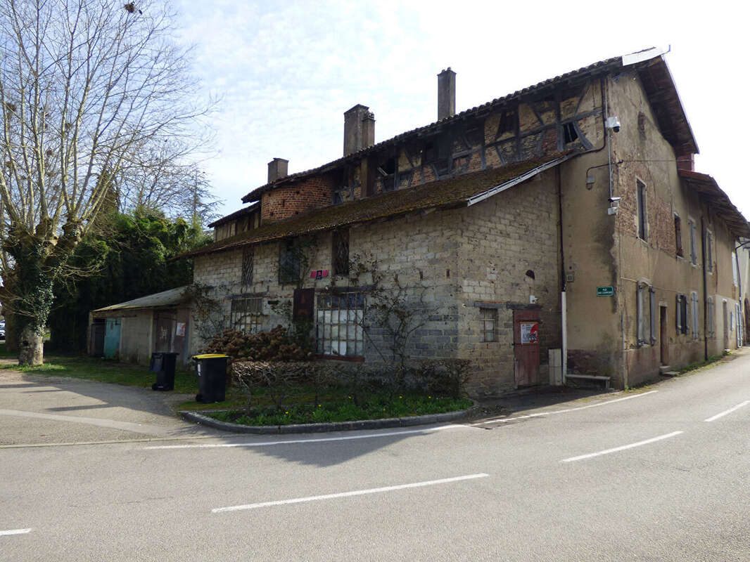 Saint trivier de courtes, centre village , maison a rénover avec dépendances - photo 2