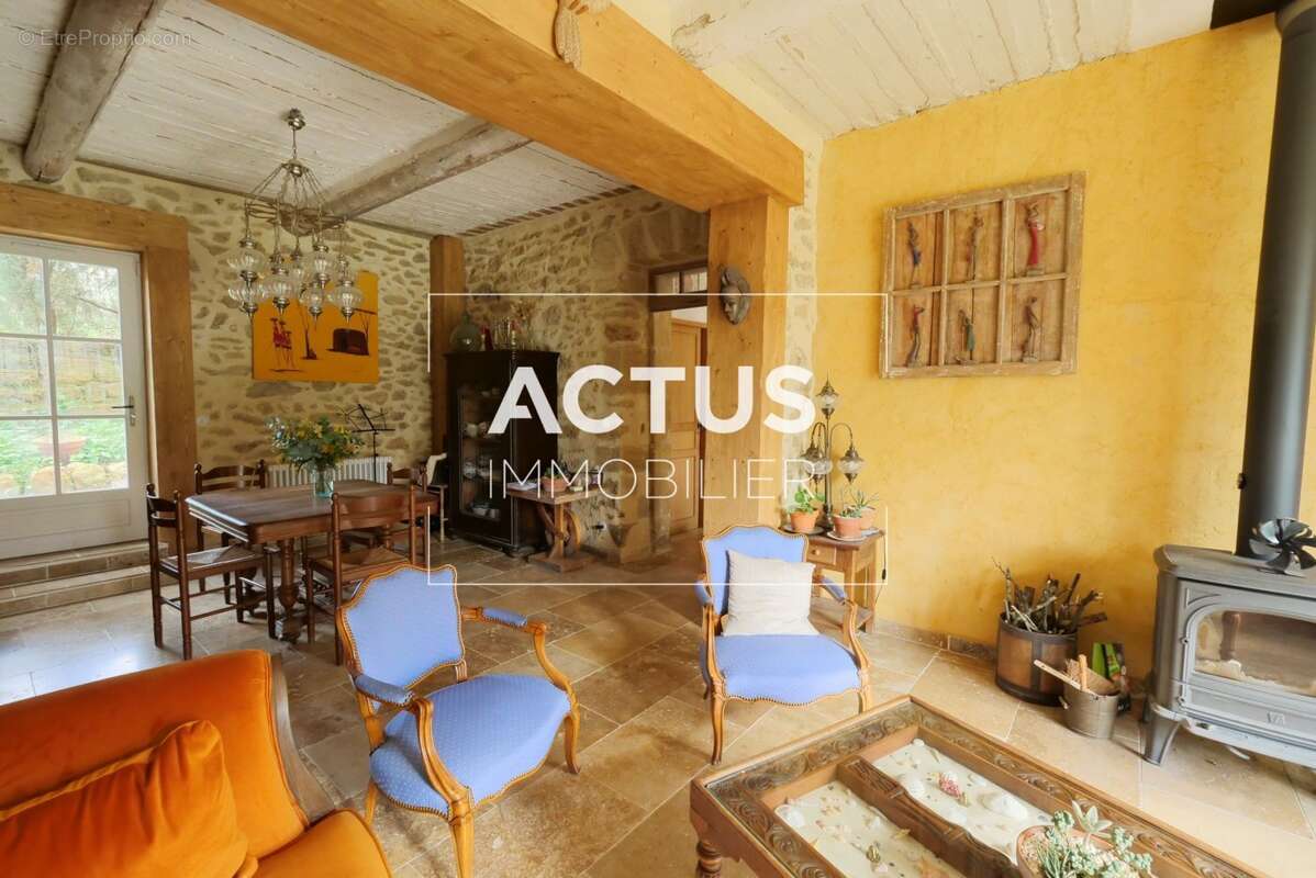 Maison 232 m² à Cornillon-Confoux  - photo 3