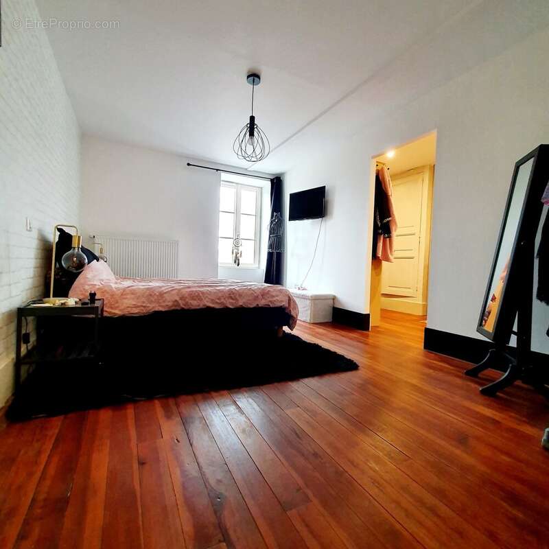 Maison à BAGE-LE-CHATEL