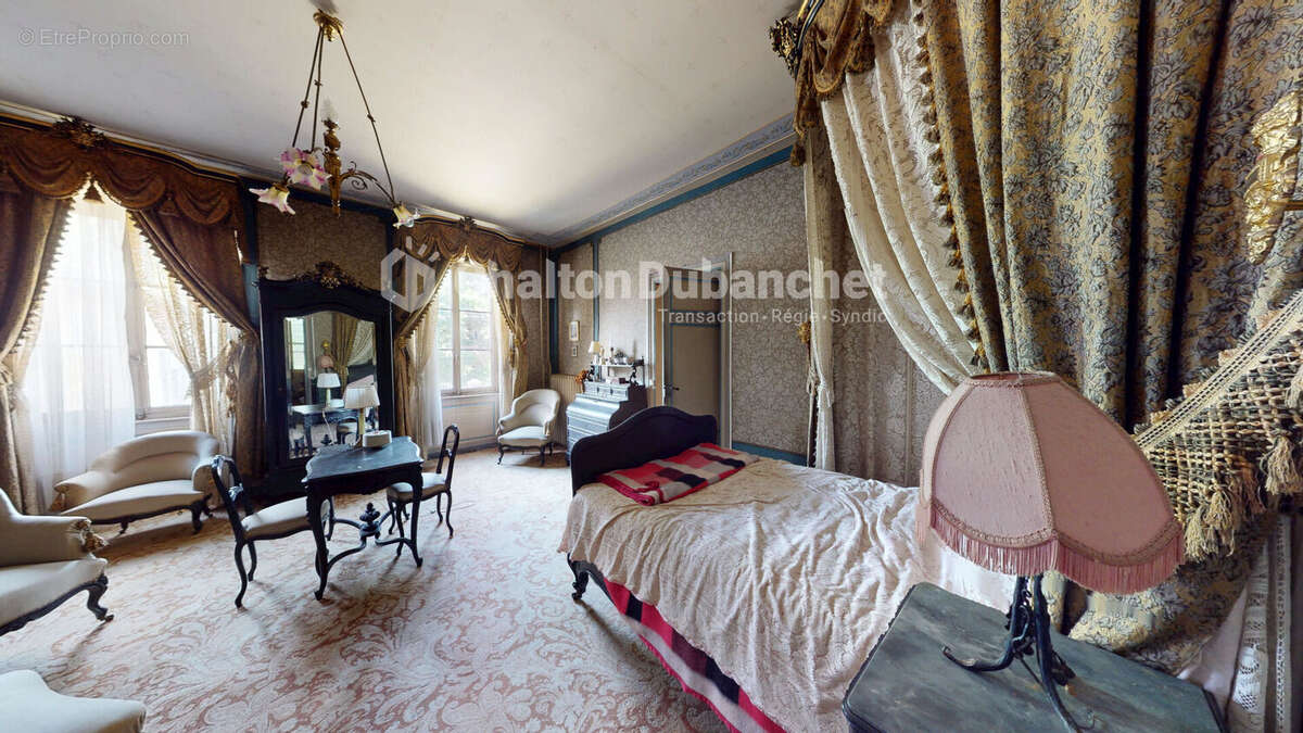 Maison 420 m² à Saint-Cyr-De-Valorges  - photo 7
