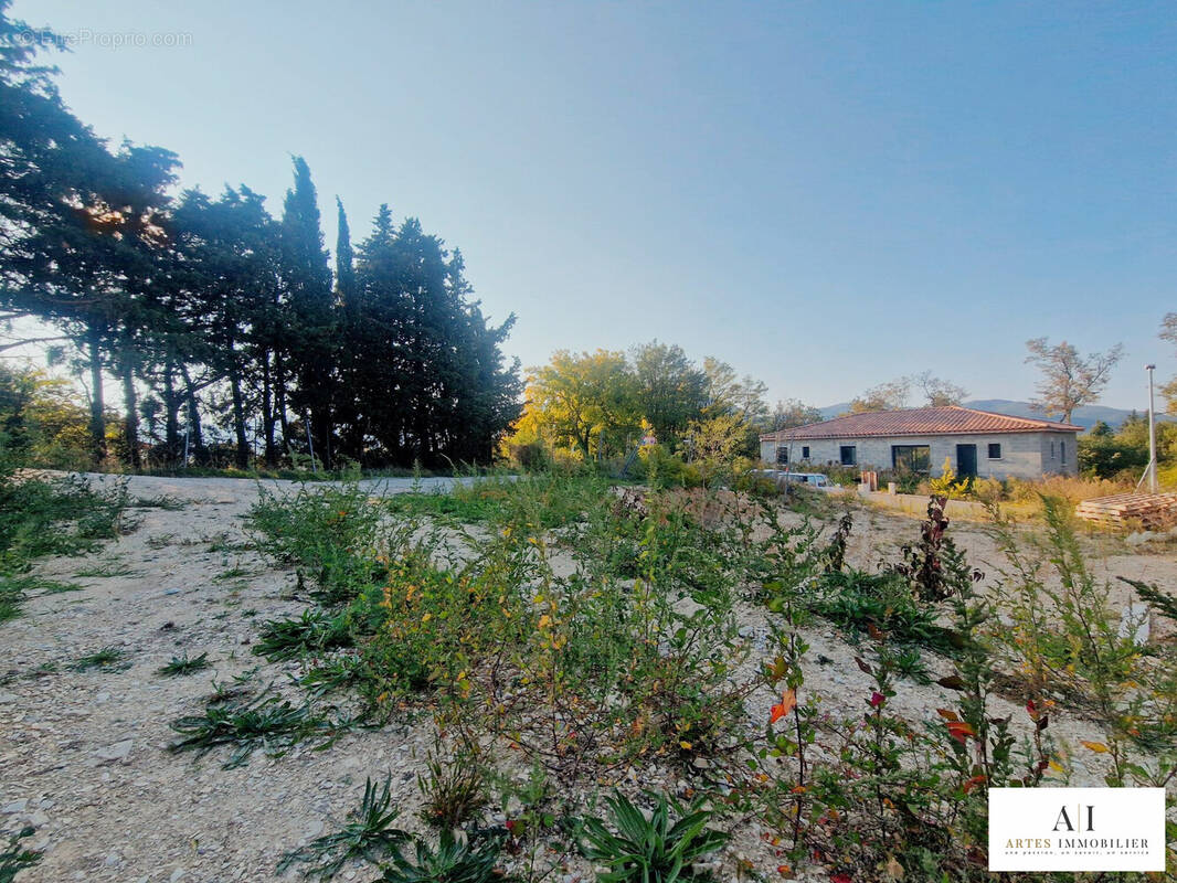 Terrain à LES TOURRETTES