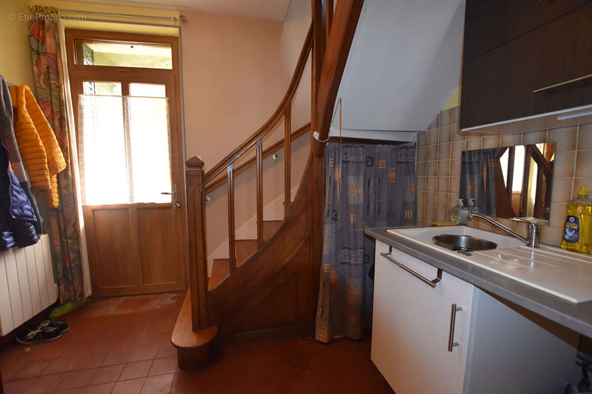 À Montaiguët-en-Forez, agréable maison de village avec  dépendance et un terrain arboré. - photo 15