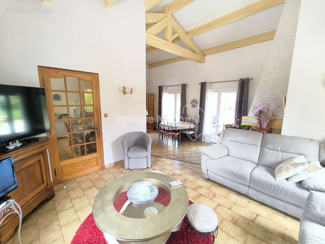 Maison de plain-pied 3 chambres avec piscine, garage, abri voitures sur parcelle constructible de 2826 m² - Loriol du Comtat - photo 4