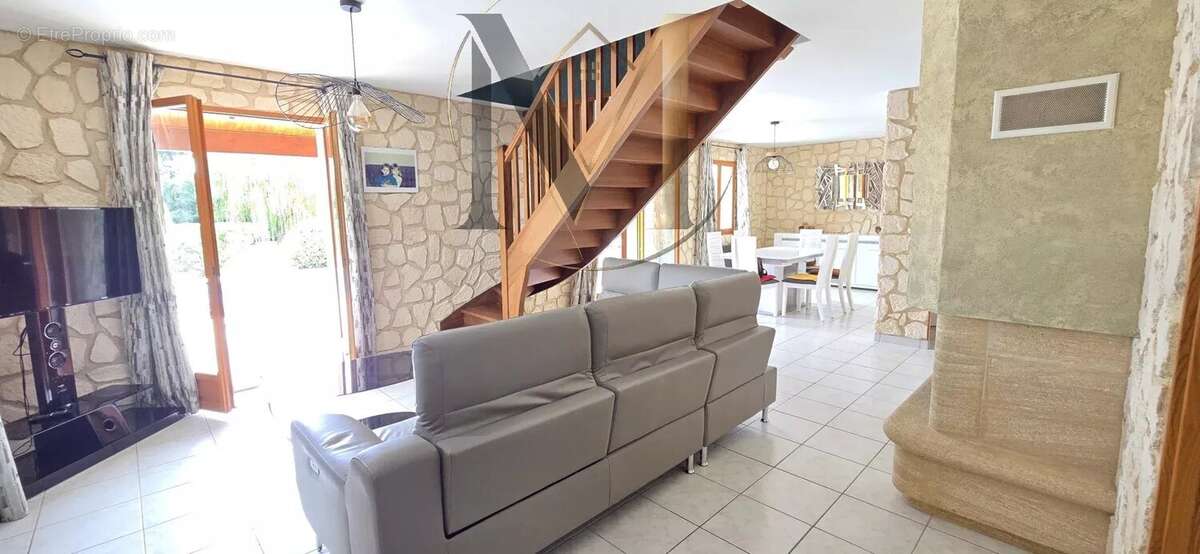 Maison 4 chambres avec piscine, garage et parc arboré - photo 2