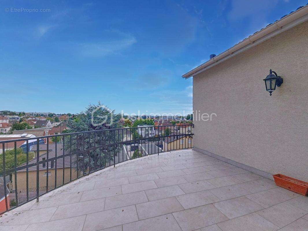 Appartement à LES PAVILLONS-SOUS-BOIS
