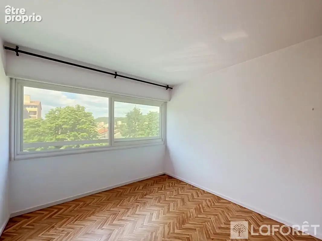 Grand T4 de 101 m² avec garage, balcon et vue dégagée - photo 7