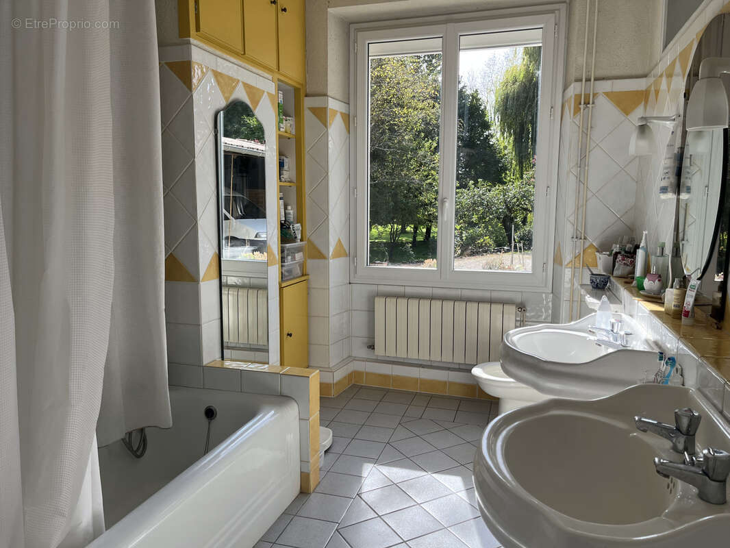 Maison à SAINT-LAURENT-DE-COGNAC