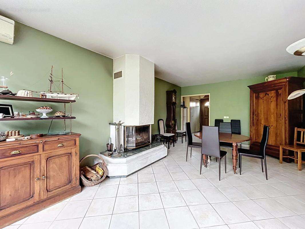 Maison à VOISINS-LE-BRETONNEUX