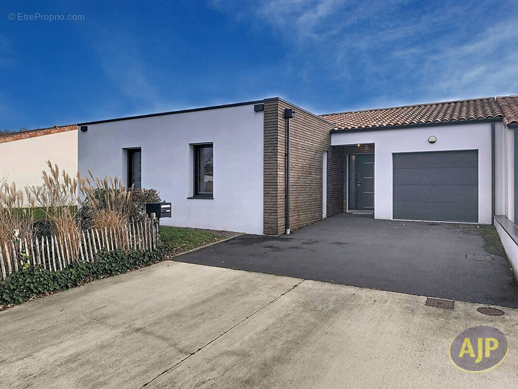 Maison à CUGAND