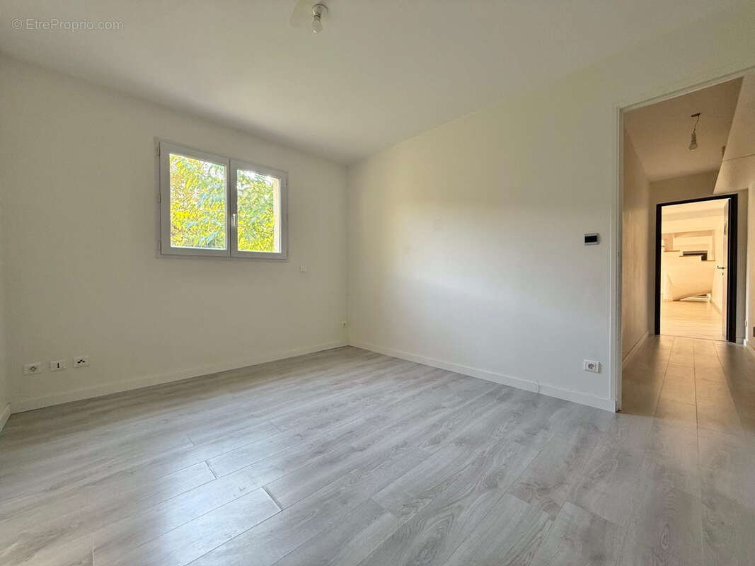 Maison à SAINT-NAZAIRE-LES-EYMES