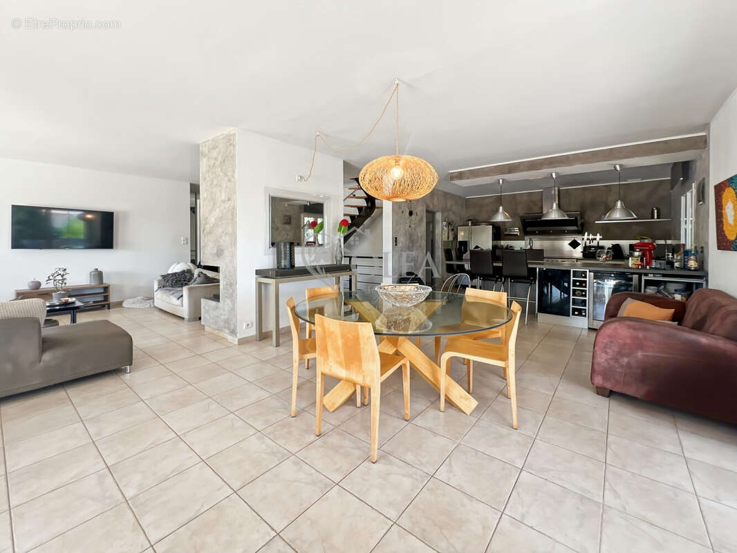 Maison 205 m² à Uzes  - photo 9