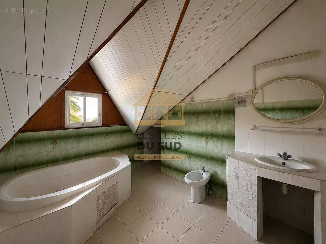 À vendre - maison de type t7  de 210 m² environ - saint-joseph - 197 000€ - photo 5