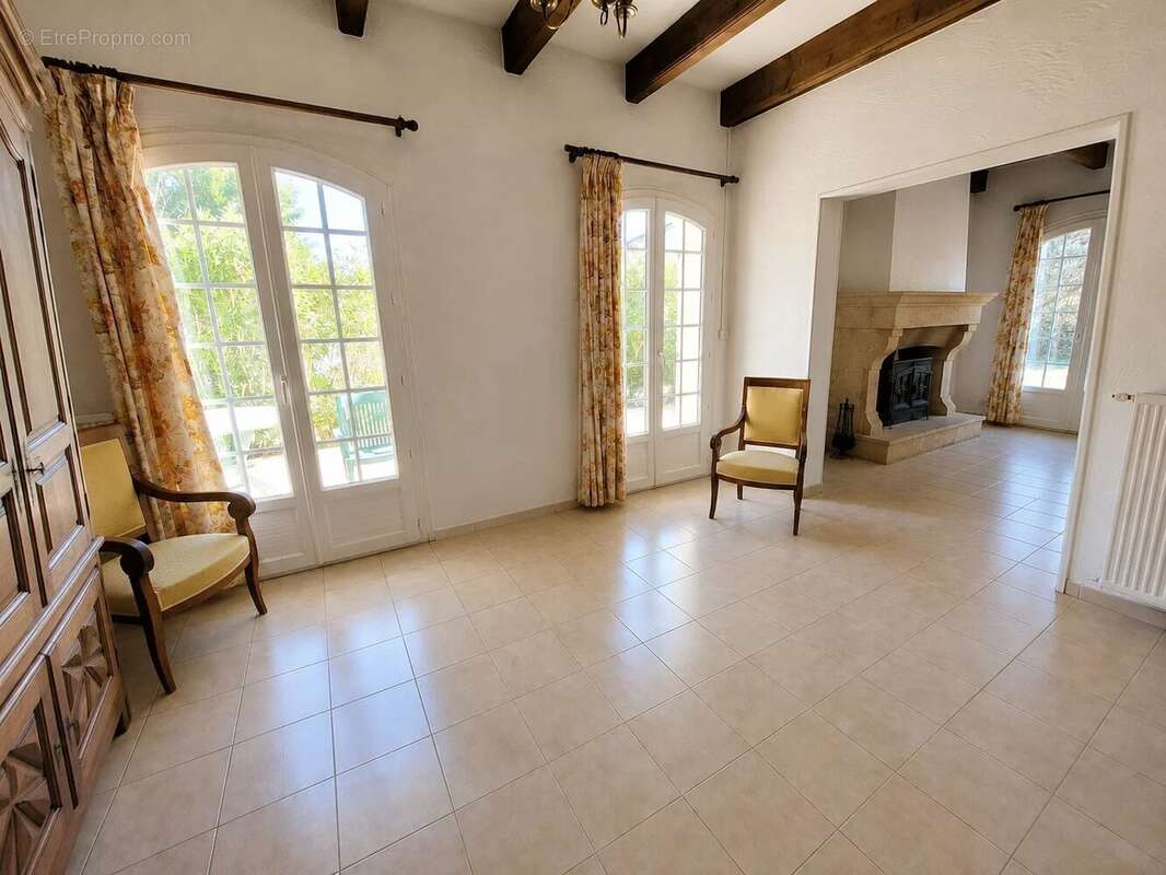 Maison traditionnelle sur beau terrain plat - 7 pièces - 164.3 m² - photo 4