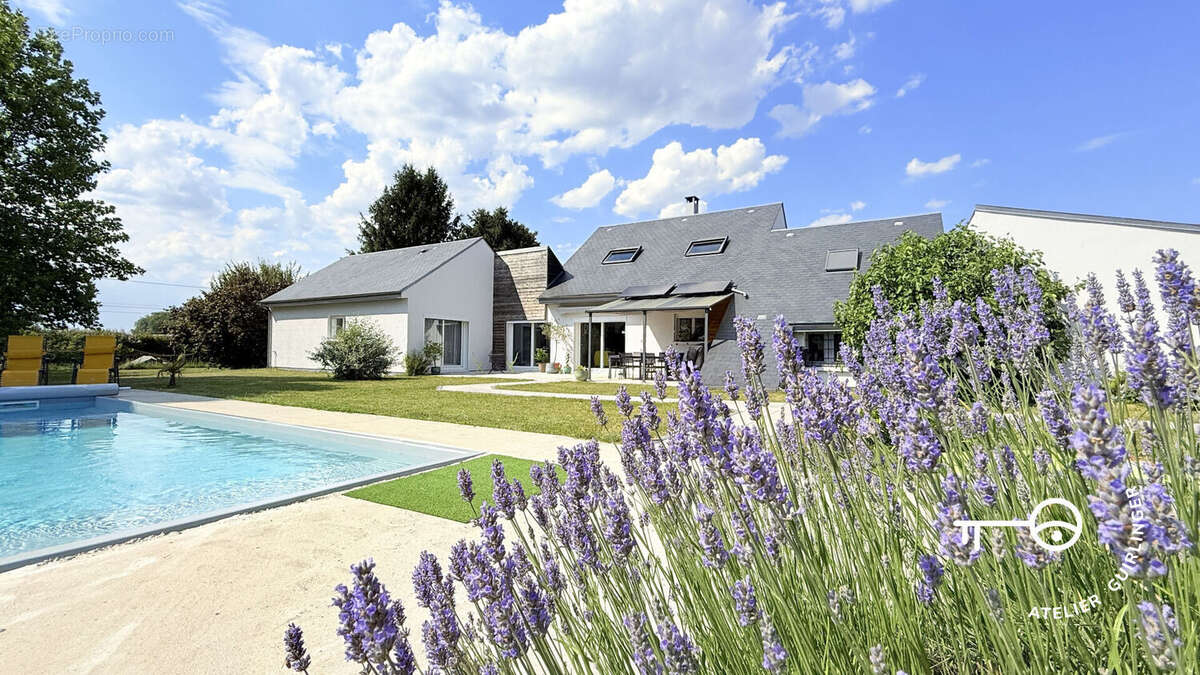 Maison d'architecte ! Volumes, fonctionnalité et environnement calme à Mardié !! - photo 2