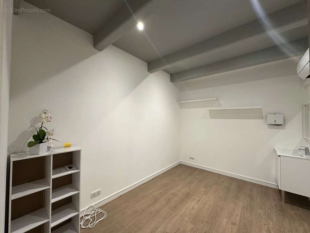 Commerce à LA GAUDE