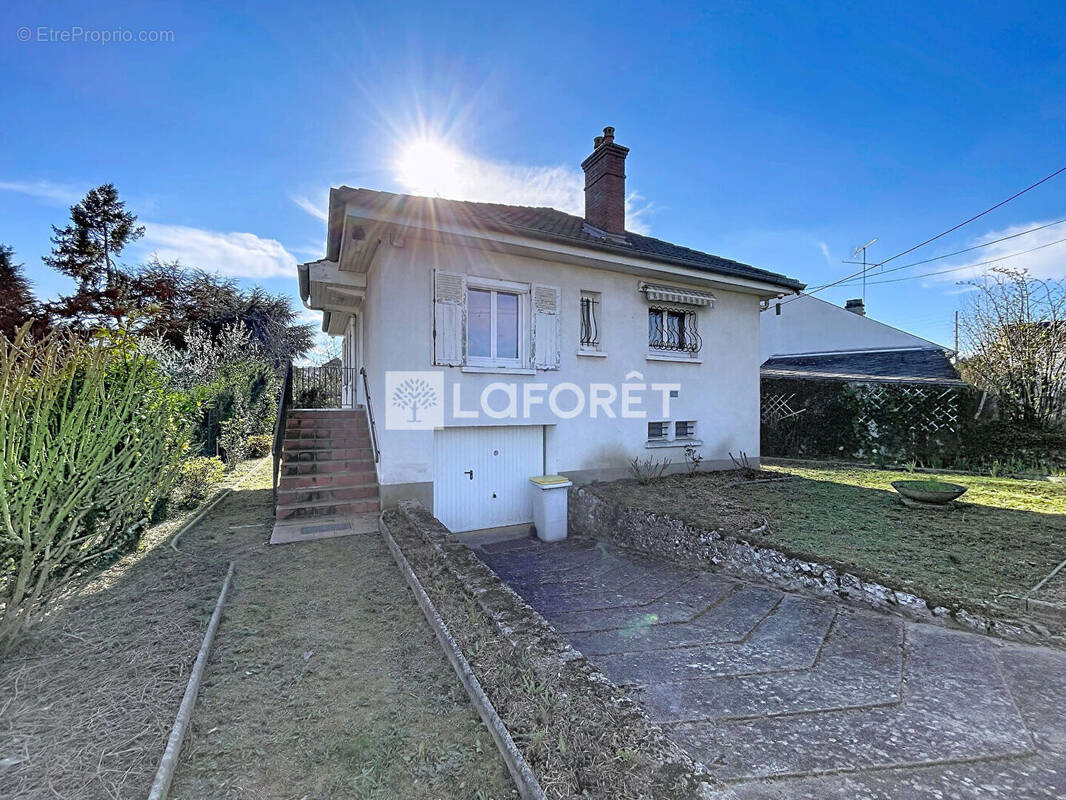 Maison à SAINT-JEAN-DE-LA-RUELLE
